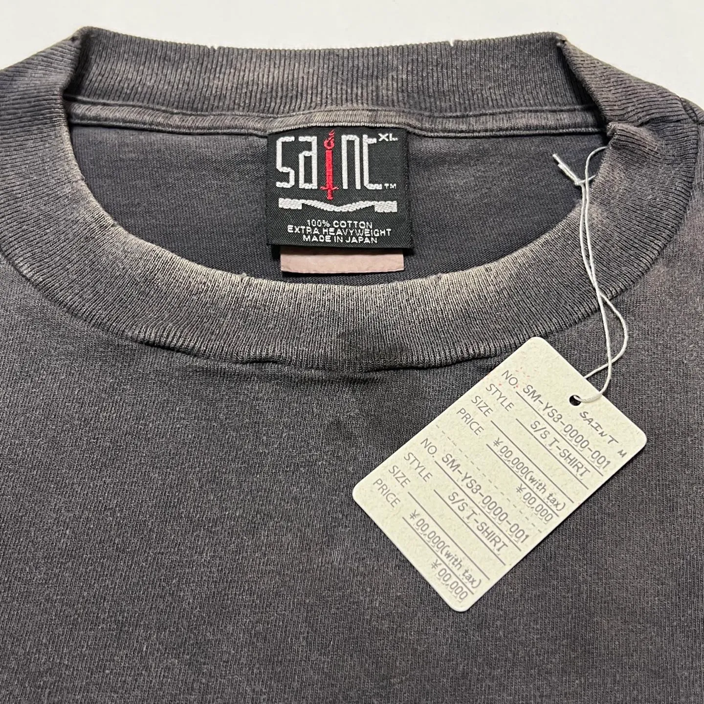 SAINT MXXXXXX SAINT SS TEE/BLK Green SAINT BOX LOGO short sleeves Washed black S-XL Look for cylindrical fabrics without side seams. Don’t buy open ones anymore. It’s boring. Assute garments are dyed. The whole piece is sprayed with horse-hair spray. Then spray it again to fade. The collar and cuffs are frayed. Many places are damaged. Authentic grade printing is restored. Accessories are complete. With little angel anti-counterfeiting label.